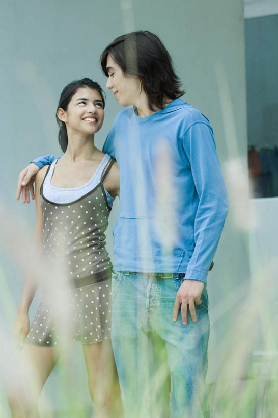 西方人,两个人,夫妻,站,抱,笑,微笑,露齿笑,竖图,室外,白天,正面,爱情,草地,草坪,植物,欧洲,欧洲人,服装,朦胧,模糊,盛开,墙,浪漫,花蕾,休闲装,墙壁,墙面,草,花,花瓣,花朵,鲜花,衣服,蓝色,绿色,灰色,花苞,花蕊,扶,靠,站着,转头,休闲,休闲服,恩爱,恋人,服饰,抱着,搂着,男人,男性,年轻男性,年轻女性,女人,女性,白种人,情侣,搂,半身,彩图,伴侣