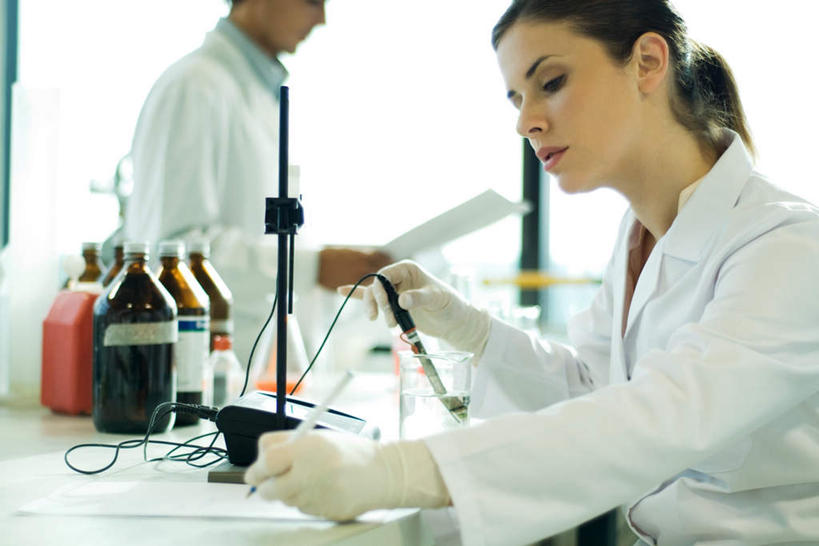 西方人,两个人,医生,站,笑,微笑,横图,室内,白天,正面,实验,仪器,窗户,桌子,杯子,欧洲,欧洲人,握,研究,透明,分析,科学,化学,测试,材料,档案,文件,办公桌,实验室,研究室,拿,拿着,注视,玻璃窗,玻璃制品,玻璃瓶,瓶子,资料,低头,观察,看,站着,医护人员,医疗人员,器皿,握着,观看,科研,察看,操作,白大褂,关注,文档,化验,检验,计量,研究所,实验器材,玻璃仪器,试验耗材,化验室,检验室,男人,男性,年轻男性,年轻女性,女人,女性,白种人,大夫,玻璃杯,站立,半身,彩图