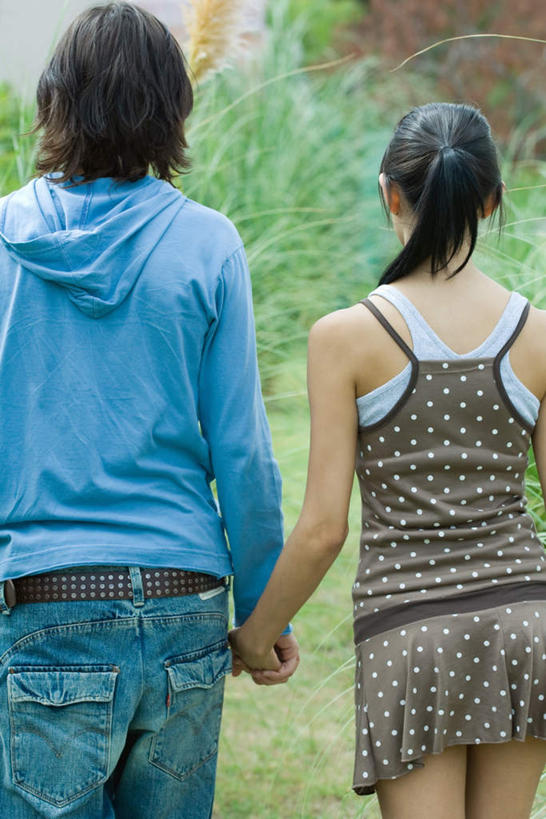 西方人,两个人,夫妻,站,握手,笑,微笑,露齿笑,竖图,室外,白天,爱情,草地,草坪,植物,欧洲,欧洲人,服装,朦胧,模糊,浪漫,休闲装,草,背面,衣服,蓝色,绿色,灰色,扶,站着,休闲,休闲服,恩爱,恋人,服饰,男人,男性,年轻男性,年轻女性,女人,女性,白种人,情侣,拉手,手拉手,手握手,半身,彩图,伴侣