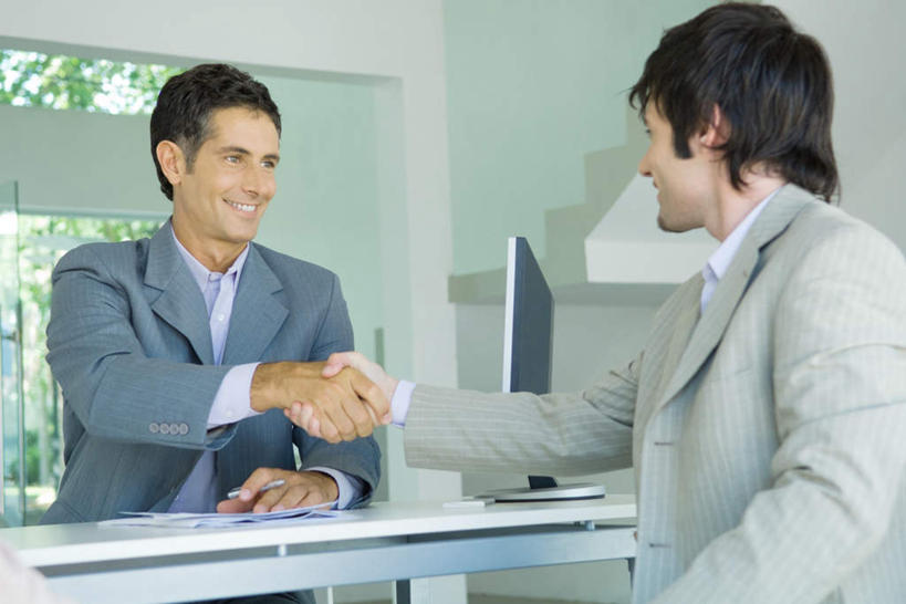 西方人,两个人,商务人士,商务男性,站,握手,横图,室内,白天,正面,衬衫,电脑,显示器,键盘,树林,植物,窗户,桌子,欧洲,欧洲人,套装,书桌,玻璃窗,相视,树,树木,绿色,自然,课桌,站着,面对面,台式电脑,生长,成长,对视,一台,相对,商务装,工薪阶层,相看,男人,男性,年轻男性,白种人,白领,上班族,搀手,拉手,手拉手,手握手,半身,彩图,衬衣