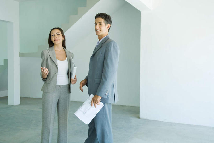 西方人,两个人,商务人士,设计师,建筑师,商务男性,商务女性,站,笑,说,微笑,露齿笑,横图,室内,白天,正面,衬衫,讨论,地板,楼梯,欧洲,欧洲人,握,套装,材料,档案,文件,阶梯,墙,地面,拿,拿着,木地板,墙壁,墙面,台阶,资料,站着,握着,介绍,购买,文档,房地产,销售,商务装,工薪阶层,交流,男人,男性,年轻男性,年轻女性,女人,女性,白种人,白领,美术设计员,上班族,设计,设计家,设计者,沟通,讲话,交谈,商讨,说话,谈话,半身,彩图,衬衣