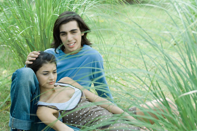 西方人,两个人,夫妻,坐,躺,笑,微笑,露齿笑,横图,俯视,室外,白天,爱情,草地,草坪,植物,欧洲,欧洲人,撑,服装,朦胧,模糊,浪漫,注视,休闲装,草,衣服,蓝色,绿色,灰色,观察,看,靠,休闲,休闲服,恩爱,恋人,服饰,观看,察看,撑着,关注,卧着,男人,男性,年轻男性,年轻女性,女人,女性,白种人,情侣,躺着,卧,坐着,半身,彩图,高角度拍摄,伴侣