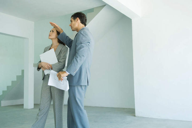 西方人,两个人,商务人士,设计师,建筑师,商务男性,商务女性,站,笑,说,微笑,露齿笑,横图,室内,白天,正面,衬衫,讨论,地板,楼梯,欧洲,欧洲人,握,指,套装,材料,档案,文件,阶梯,墙,地面,拿,拿着,方向,木地板,墙壁,墙面,台阶,资料,手势,站着,握着,介绍,指向,购买,文档,房地产,销售,商务装,工薪阶层,交流,男人,男性,年轻男性,年轻女性,女人,女性,白种人,白领,美术设计员,上班族,设计,设计家,设计者,沟通,讲话,交谈,商讨,说话,谈话,半身,彩图,衬衣