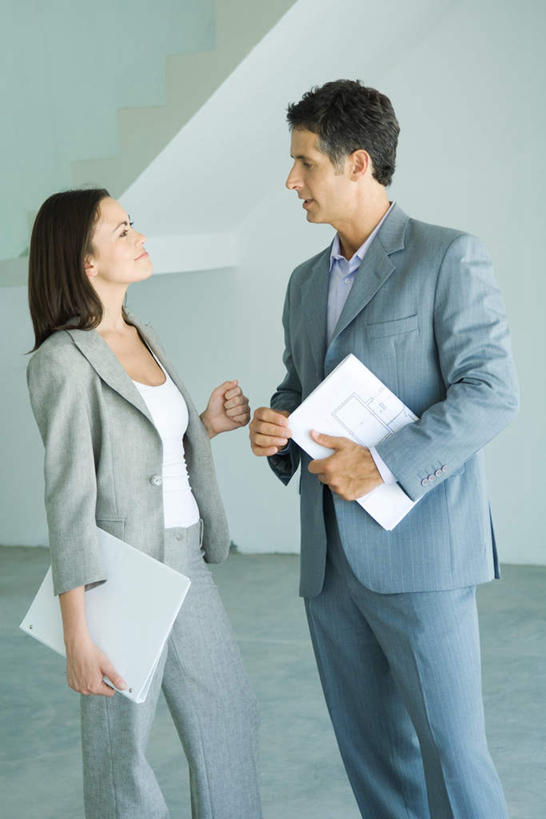 西方人,两个人,商务人士,设计师,建筑师,商务男性,商务女性,站,说,竖图,室内,白天,正面,衬衫,讨论,地板,楼梯,欧洲,欧洲人,握,套装,材料,档案,文件,阶梯,墙,地面,拿,拿着,木地板,相视,墙壁,墙面,台阶,资料,站着,面对面,握着,介绍,对视,购买,文档,房地产,销售,相对,商务装,工薪阶层,相看,交流,男人,男性,年轻男性,年轻女性,女人,女性,白种人,白领,美术设计员,上班族,设计,设计家,设计者,沟通,讲话,交谈,商讨,说话,谈话,半身,彩图,衬衣