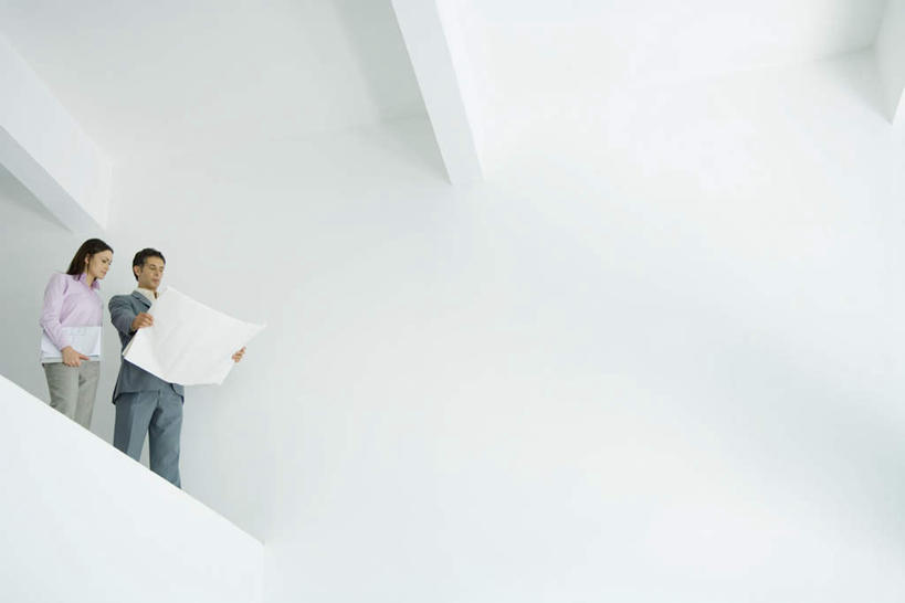 西方人,两个人,商务人士,设计师,建筑师,商务男性,商务女性,站,笑,说,微笑,露齿笑,横图,室内,白天,仰视,衬衫,讨论,楼梯,欧洲,欧洲人,握,套装,材料,档案,文件,阶梯,墙,拿,拿着,墙壁,墙面,台阶,资料,低头,站着,握着,介绍,购买,文档,房地产,销售,商务装,工薪阶层,交流,男人,男性,年轻男性,年轻女性,女人,女性,白种人,白领,美术设计员,上班族,设计,设计家,设计者,沟通,讲话,交谈,商讨,说话,谈话,半身,彩图,低角度拍摄,衬衣