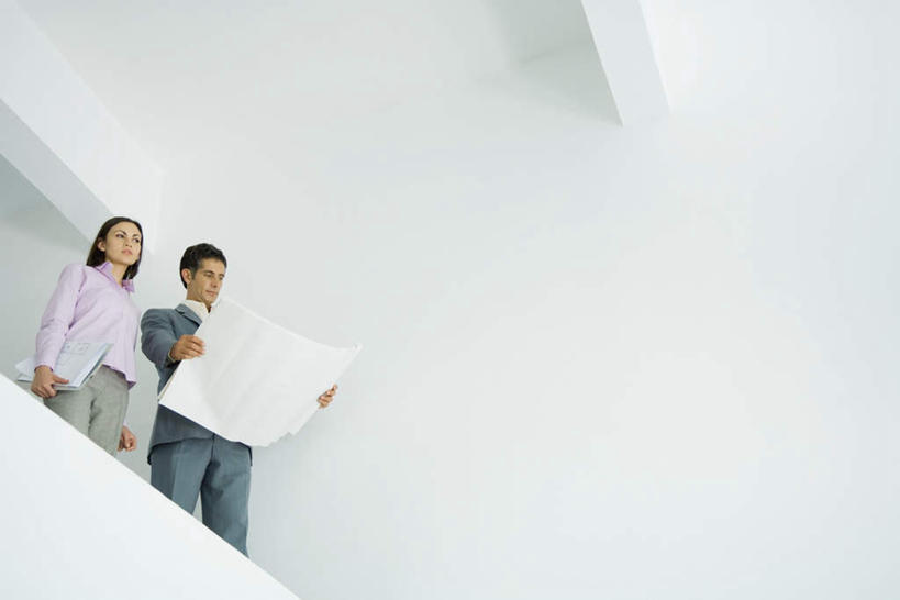 西方人,两个人,商务人士,设计师,建筑师,商务男性,商务女性,站,笑,说,微笑,露齿笑,横图,室内,白天,仰视,衬衫,讨论,楼梯,天花板,欧洲,欧洲人,握,套装,材料,档案,文件,阶梯,墙,拿,拿着,墙壁,墙面,台阶,资料,站着,握着,介绍,购买,文档,房地产,销售,商务装,工薪阶层,交流,男人,男性,年轻男性,年轻女性,女人,女性,白种人,白领,美术设计员,上班族,设计,设计家,设计者,沟通,讲话,交谈,商讨,说话,谈话,半身,彩图,低角度拍摄,衬衣