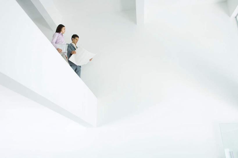 西方人,两个人,商务人士,设计师,建筑师,商务男性,商务女性,站,笑,说,微笑,露齿笑,横图,室内,白天,仰视,衬衫,讨论,楼梯,天花板,欧洲,欧洲人,握,套装,材料,档案,文件,阶梯,墙,屋顶,拿,顶棚,拿着,墙壁,墙面,台阶,资料,站着,握着,介绍,购买,文档,房地产,销售,商务装,工薪阶层,交流,男人,男性,年轻男性,年轻女性,女人,女性,白种人,白领,美术设计员,上班族,设计,设计家,设计者,沟通,讲话,交谈,商讨,说话,谈话,半身,彩图,低角度拍摄,衬衣