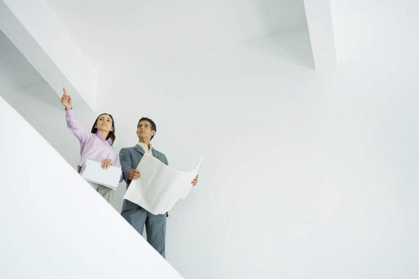 西方人,两个人,商务人士,设计师,建筑师,商务男性,商务女性,站,笑,说,微笑,露齿笑,横图,室内,白天,仰视,衬衫,讨论,楼梯,天花板,欧洲,欧洲人,握,指,套装,材料,档案,文件,阶梯,墙,拿,拿着,方向,墙壁,墙面,台阶,资料,手势,站着,握着,介绍,指向,购买,文档,房地产,销售,商务装,工薪阶层,交流,男人,男性,年轻男性,年轻女性,女人,女性,白种人,白领,美术设计员,上班族,设计,设计家,设计者,沟通,讲话,交谈,商讨,说话,谈话,半身,彩图,低角度拍摄,衬衣