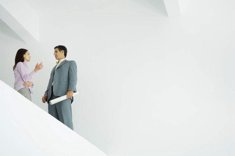 西方人,两个人,商务人士,设计师,建筑师,商务男性,商务女性,站,笑,说,微笑,露齿笑,横图,室内,白天,仰视,衬衫,讨论,楼梯,天花板,欧洲,欧洲人,握,套装,材料,档案,文件,阶梯,墙,拿,拿着,相视,墙壁,墙面,台阶,资料,站着,面对面,握着,介绍,对视,购买,文档,房地产,销售,相对,商务装,工薪阶层,相看,交流,男人,男性,年轻男性,年轻女性,女人,女性,白种人,白领,美术设计员,上班族,设计,设计家,设计者,沟通,讲话,交谈,商讨,说话,谈话,半身,彩图,低角度拍摄,衬衣