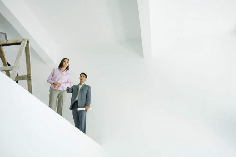 西方人,两个人,商务人士,设计师,建筑师,商务男性,商务女性,站,笑,说,微笑,露齿笑,横图,室内,白天,仰视,衬衫,讨论,楼梯,天花板,欧洲,欧洲人,握,套装,材料,档案,文件,阶梯,墙,拿,拿着,墙壁,墙面,台阶,资料,站着,握着,介绍,购买,文档,房地产,销售,商务装,工薪阶层,碰,交流,男人,男性,年轻男性,年轻女性,女人,女性,白种人,白领,美术设计员,上班族,设计,设计家,设计者,沟通,讲话,交谈,商讨,说话,谈话,半身,彩图,低角度拍摄,衬衣