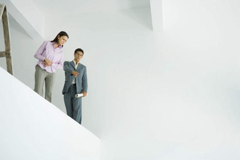 西方人,两个人,商务人士,设计师,建筑师,商务男性,商务女性,站,笑,说,微笑,露齿笑,横图,室内,白天,仰视,衬衫,讨论,楼梯,天花板,欧洲,欧洲人,握,指,套装,材料,档案,文件,阶梯,墙,拿,拿着,方向,墙壁,墙面,台阶,资料,低头,手势,站着,握着,介绍,指向,购买,文档,房地产,销售,商务装,工薪阶层,交流,男人,男性,年轻男性,年轻女性,女人,女性,白种人,白领,美术设计员,上班族,设计,设计家,设计者,沟通,讲话,交谈,商讨,说话,谈话,半身,彩图,低角度拍摄,衬衣