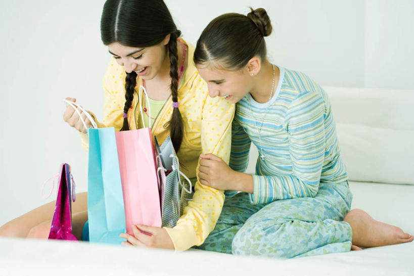 西方人,两个人,客厅,跪,抱,横图,室内,白天,白色背景,正面,购物,消费,沙发,袋子,欧洲,欧洲人,许多,服装,包装袋,手提袋,墙,购物袋,拿,拿着,注视,休闲装,墙壁,墙面,衣服,低头,观察,看,张嘴,休闲,辫子,休闲服,金融,摄影,服饰,影棚,抱着,观看,麻花辫,察看,起居室,搂着,购买,关注,张大嘴巴,贸易,布艺沙发,客堂,年轻女性,女人,女性,白种人,张开嘴,跪着,搂,半身,彩图,影棚拍摄,拍摄