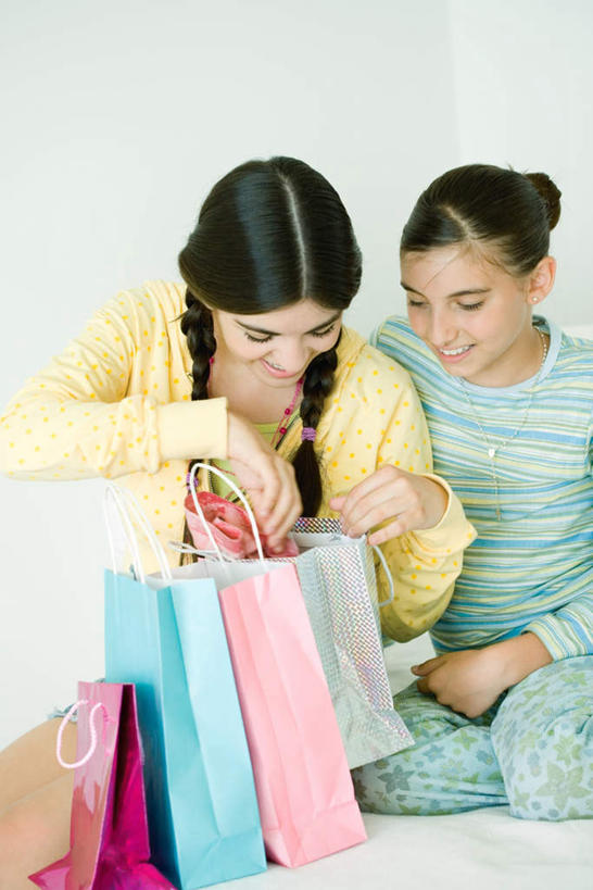 西方人,两个人,伙伴,朋友,客厅,坐,竖图,室内,白天,白色背景,正面,购物,友谊,消费,沙发,袋子,欧洲,欧洲人,许多,服装,包装袋,手提袋,墙,购物袋,拿,拿着,注视,休闲装,墙壁,墙面,衣服,低头,观察,看,休闲,辫子,休闲服,金融,摄影,服饰,影棚,观看,麻花辫,察看,起居室,购买,关注,贸易,布艺沙发,客堂,友情,年轻女性,女人,女性,白种人,坐着,半身,彩图,影棚拍摄,拍摄