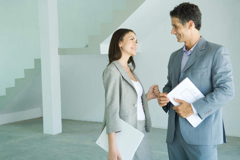 西方人,两个人,商务人士,设计师,建筑师,商务男性,商务女性,站,笑,说,微笑,露齿笑,横图,室内,白天,正面,衬衫,讨论,楼梯,欧洲,欧洲人,握,套装,材料,档案,文件,阶梯,墙,拿,拿着,相视,墙壁,墙面,台阶,资料,站着,面对面,握着,介绍,对视,购买,文档,房地产,销售,相对,商务装,工薪阶层,相看,交流,男人,男性,年轻男性,年轻女性,女人,女性,白种人,白领,美术设计员,上班族,设计,设计家,设计者,沟通,讲话,交谈,商讨,说话,谈话,半身,彩图,衬衣