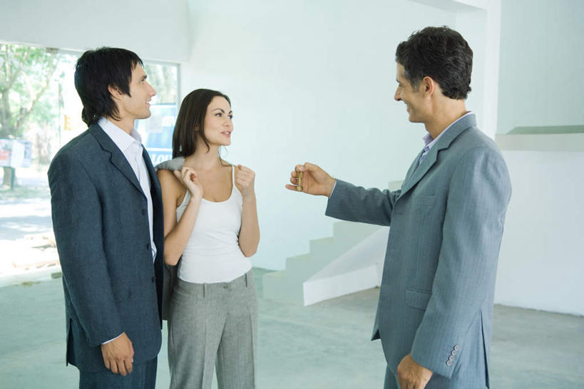 西方人,三个人,夫妻,商务人士,商务男性,商务女性,站,抱,笑,说,微笑,露齿笑,横图,室内,白天,正面,衬衫,爱情,讨论,树林,植物,楼梯,欧洲,欧洲人,指,套装,包,皮包,阶梯,墙,浪漫,方向,相视,墙壁,墙面,台阶,树,树木,绿色,自然,手势,站着,面对面,恩爱,恋人,生长,成长,抱着,对视,单肩包,搂着,指向,相对,商务装,工薪阶层,相看,交流,男人,男性,年轻男性,年轻女性,女人,女性,白种人,夫妇,情侣,白领,上班族,沟通,讲话,交谈,搂,商讨,说话,谈话,半身,彩图,衬衣,伴侣