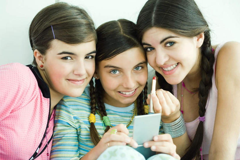 西方人,三个人,同事,坐,笑,微笑,露齿笑,横图,室内,白天,正面,化妆,美容,成功,合作,团队,集体,信心,镜子,欧洲,欧洲人,一排,反射,墙,涂抹,注视,队伍,墙壁,墙面,排列,化妆镜,口红,观察,看,辫子,观看,麻花辫,镜像,察看,领导,镜面,成就,队列,关注,合伙,领袖,光学,年轻女性,女人,女性,白种人,坐着,半身,彩图