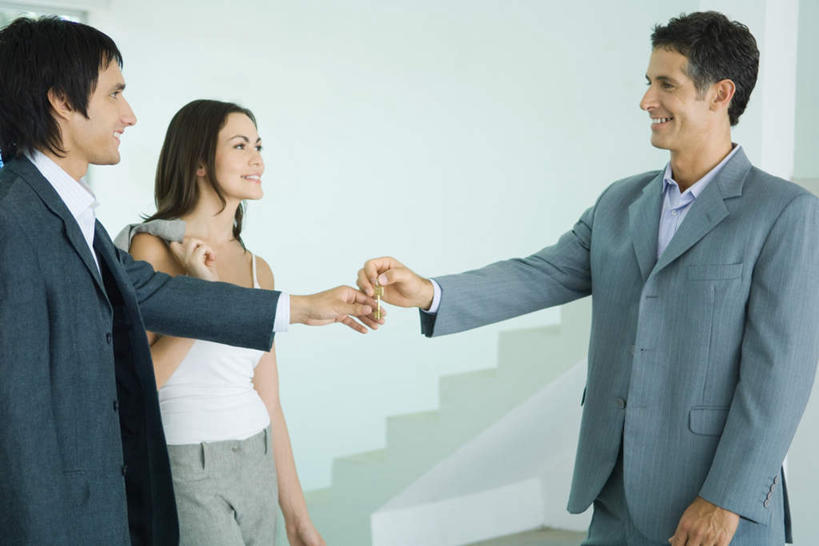 西方人,三个人,夫妻,商务人士,商务男性,商务女性,站,抱,笑,说,微笑,露齿笑,横图,室内,白天,正面,衬衫,爱情,讨论,安全,楼梯,欧洲,欧洲人,指,套装,包,皮包,阶梯,墙,防护,钥匙,浪漫,方向,相视,墙壁,墙面,台阶,手势,站着,面对面,恩爱,恋人,抱着,对视,保护,单肩包,搂着,指向,开启,封闭,保险,相对,商务装,私密,工薪阶层,相看,保全,周全,安稳,安定,防盗,碰,交流,平安,男人,男性,年轻男性,年轻女性,女人,女性,白种人,夫妇,情侣,白领,上班族,沟通,讲话,交谈,搂,商讨,说话,谈话,半身,彩图,衬衣,伴侣