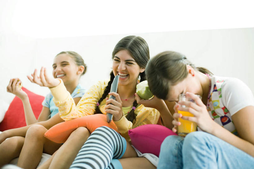 西方人,四个人,伙伴,朋友,客厅,笑,微笑,露齿笑,横图,室内,白天,仰视,友谊,靠垫,沙发,杯子,欧洲,欧洲人,一排,服装,墙,靠枕,拿,拿着,休闲装,墙壁,墙面,排列,一个,衣服,水杯,垫子,遥控器,枕头,靠,张嘴,休闲,休闲服,服饰,单个,操作,起居室,队列,张大嘴巴,布艺沙发,客堂,友情,年轻女性,女人,女性,白种人,茶杯,张开嘴,抬头,仰头,半身,彩图,低角度拍摄