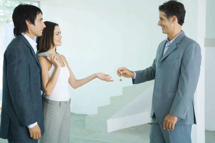 西方人,三个人,夫妻,商务人士,商务男性,商务女性,站,抱,笑,说,微笑,露齿笑,横图,室内,白天,正面,衬衫,爱情,讨论,安全,楼梯,欧洲,欧洲人,握,套装,包,皮包,阶梯,墙,防护,钥匙,浪漫,拿,拿着,相视,墙壁,墙面,台阶,站着,面对面,恩爱,握着,恋人,抱着,对视,保护,单肩包,搂着,开启,封闭,保险,相对,商务装,私密,工薪阶层,相看,保全,周全,安稳,安定,防盗,交流,平安,男人,男性,年轻男性,年轻女性,女人,女性,白种人,夫妇,情侣,白领,上班族,沟通,讲话,交谈,搂,商讨,说话,谈话,半身,彩图,衬衣,伴侣