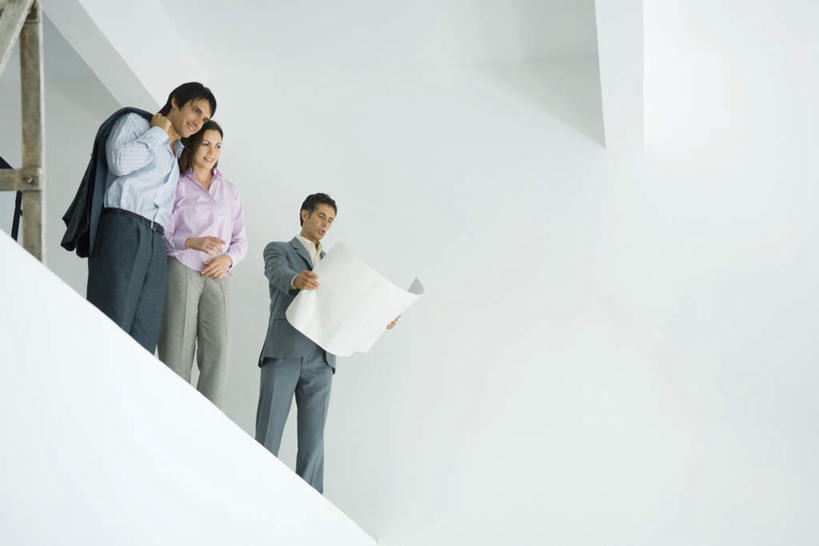 西方人,三个人,夫妻,商务人士,商务男性,商务女性,站,抱,笑,说,微笑,露齿笑,横图,室内,白天,仰视,衬衫,爱情,讨论,楼梯,欧洲,欧洲人,握,套装,包,材料,档案,皮包,文件,阶梯,墙,浪漫,拿,拿着,相视,墙壁,墙面,台阶,资料,站着,面对面,恩爱,握着,恋人,抱着,对视,单肩包,搂着,文档,相对,商务装,工薪阶层,相看,交流,男人,男性,年轻男性,年轻女性,女人,女性,白种人,夫妇,情侣,白领,上班族,沟通,讲话,交谈,搂,商讨,说话,谈话,半身,彩图,低角度拍摄,衬衣,伴侣