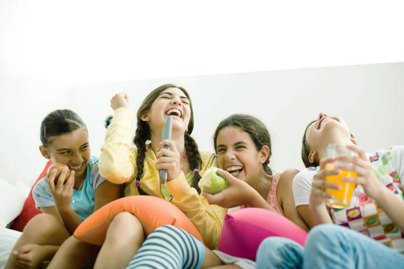 西方人,四个人,伙伴,朋友,客厅,笑,微笑,露齿笑,横图,室内,白天,仰视,友谊,靠垫,沙发,苹果,杯子,水果,欧洲,欧洲人,一排,服装,墙,靠枕,拿,拿着,休闲装,墙壁,墙面,排列,一个,衣服,水杯,垫子,遥控器,枕头,靠,张嘴,休闲,休闲服,服饰,单个,操作,起居室,队列,张大嘴巴,布艺沙发,客堂,友情,年轻女性,女人,女性,白种人,茶杯,张开嘴,抬头,仰头,半身,彩图,低角度拍摄