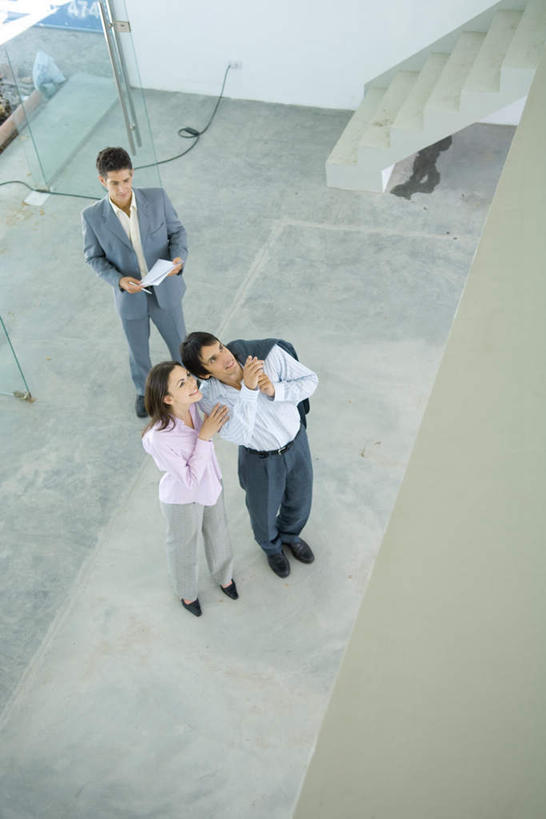 西方人,三个人,夫妻,商务人士,商务男性,商务女性,站,笑,摸,微笑,露齿笑,竖图,俯视,室内,白天,衬衫,爱情,楼梯,欧洲,欧洲人,抚摸,握,套装,材料,瓷砖,档案,地砖,文件,阶梯,墙,地面,浪漫,拿,拿着,注视,墙壁,墙面,台阶,资料,看,靠,站着,恩爱,握着,恋人,关注,文档,商务装,工薪阶层,男人,男性,年轻男性,年轻女性,女人,女性,白种人,夫妇,情侣,白领,上班族,触摸,接触,抬头,仰头,半身,彩图,高角度拍摄,衬衣,伴侣