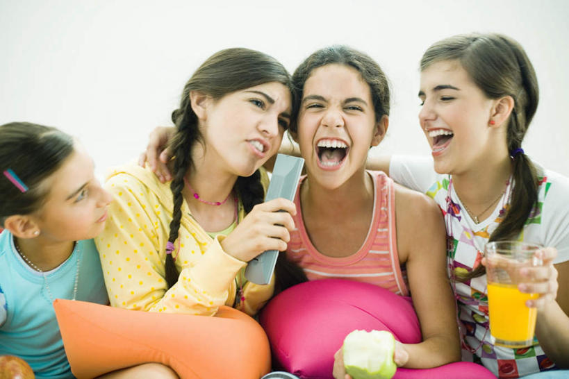 西方人,四个人,伙伴,朋友,客厅,笑,微笑,露齿笑,横图,室内,白天,正面,友谊,靠垫,沙发,杯子,欧洲,欧洲人,一排,服装,墙,靠枕,拿,拿着,休闲装,墙壁,墙面,排列,衣服,水杯,垫子,遥控器,枕头,靠,张嘴,休闲,休闲服,服饰,操作,起居室,录音,队列,张大嘴巴,布艺沙发,客堂,友情,年轻女性,女人,女性,白种人,茶杯,张开嘴,抬头,仰头,半身,彩图