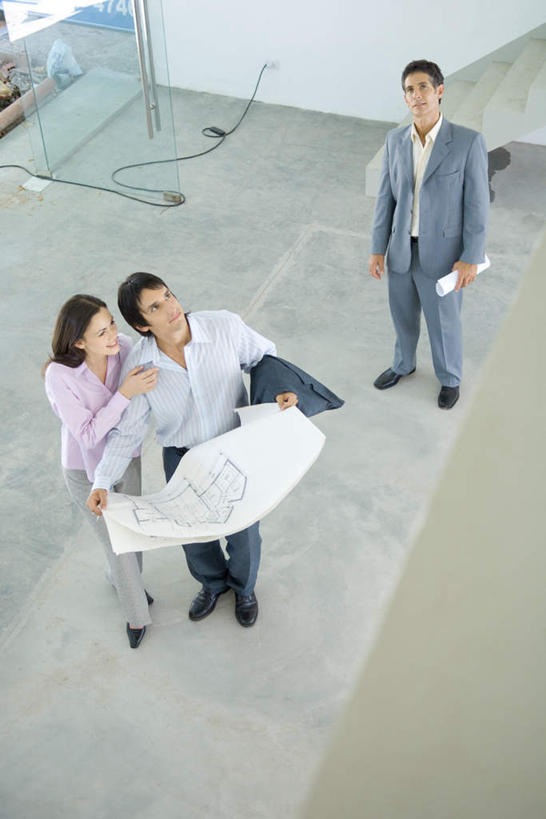 西方人,三个人,夫妻,商务人士,商务男性,商务女性,站,抱,笑,摸,微笑,露齿笑,竖图,俯视,室内,白天,衬衫,爱情,楼梯,欧洲,欧洲人,抚摸,握,套装,材料,瓷砖,档案,地砖,文件,阶梯,墙,地面,浪漫,拿,拿着,注视,墙壁,墙面,台阶,资料,看,靠,站着,恩爱,握着,恋人,抱着,搂着,购买,关注,文档,房地产,销售,商务装,客户,工薪阶层,男人,男性,年轻男性,年轻女性,女人,女性,白种人,夫妇,情侣,白领,商人,上班族,触摸,接触,搂,抬头,仰头,彩图,高角度拍摄,全身,衬衣,伴侣