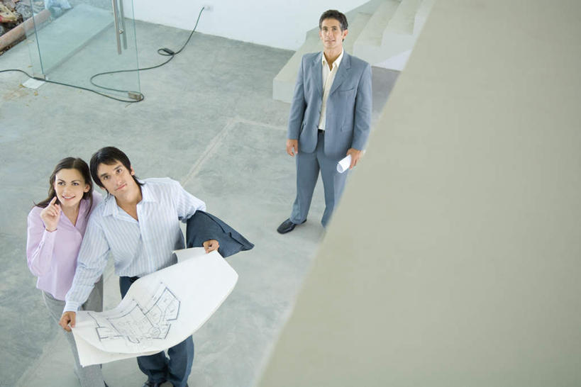 西方人,三个人,夫妻,商务人士,商务男性,商务女性,站,抱,笑,微笑,露齿笑,横图,俯视,室内,白天,衬衫,爱情,楼梯,欧洲,欧洲人,握,套装,材料,瓷砖,档案,地砖,文件,阶梯,墙,地面,浪漫,拿,拿着,注视,墙壁,墙面,台阶,资料,看,靠,站着,恩爱,握着,恋人,抱着,搂着,购买,关注,文档,房地产,销售,商务装,客户,工薪阶层,男人,男性,年轻男性,年轻女性,女人,女性,白种人,夫妇,情侣,白领,商人,上班族,搂,抬头,仰头,半身,彩图,高角度拍摄,衬衣,伴侣