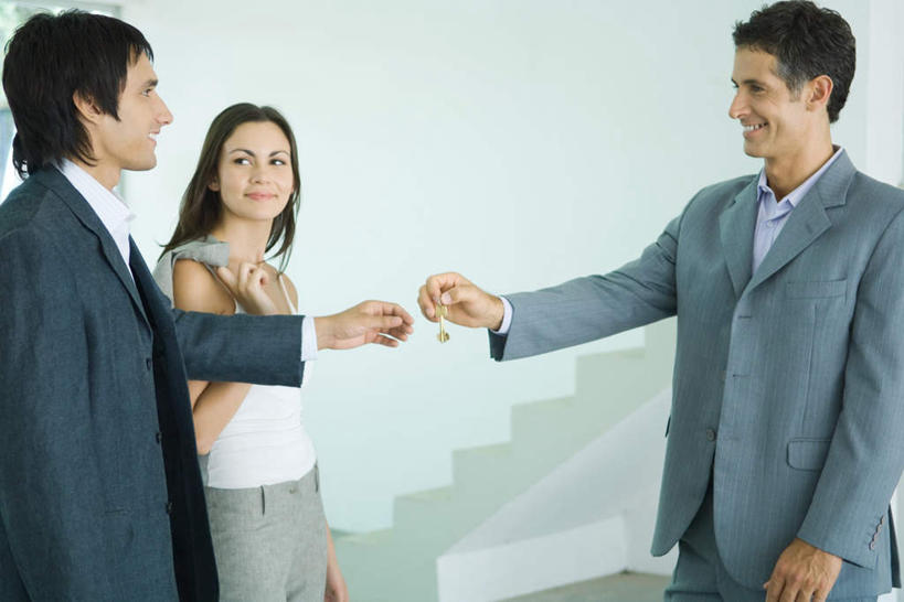 西方人,三个人,夫妻,商务人士,商务男性,商务女性,站,笑,微笑,露齿笑,横图,室内,白天,正面,衬衫,爱情,楼梯,欧洲,欧洲人,握,套装,瓷砖,地砖,阶梯,墙,地面,浪漫,拿,拿着,墙壁,墙面,台阶,靠,站着,恩爱,握着,恋人,购买,房地产,销售,商务装,客户,工薪阶层,男人,男性,年轻男性,年轻女性,女人,女性,白种人,夫妇,情侣,白领,商人,上班族,半身,彩图,衬衣,伴侣