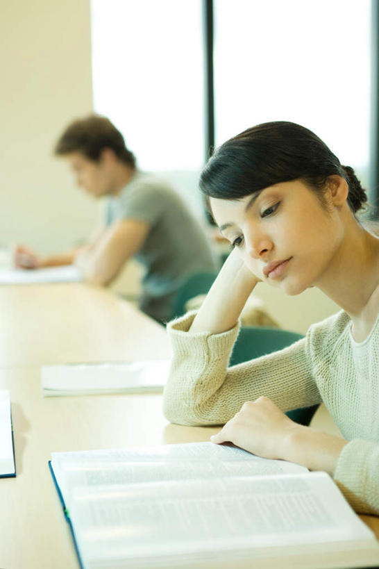 西方人,两个人,图书馆,坐,竖图,室内,白天,正面,看书,阅读,窗户,桌子,书籍,椅子,欧洲,欧洲人,撑,学习,木椅,注视,书桌,玻璃窗,课桌,书本,低头,观察,看,读书,浏览,观看,翻阅,察看,撑着,关注,浏览室,男人,男性,年轻男性,年轻女性,女人,女性,白种人,书,图书,坐着,半身,彩图,书库,图书库,阅览室