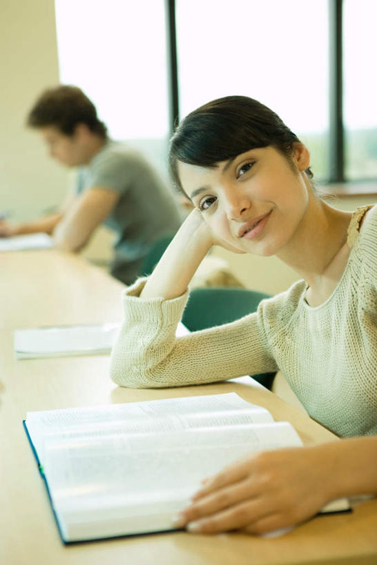 西方人,两个人,图书馆,坐,竖图,室内,白天,正面,看书,阅读,窗户,桌子,书籍,椅子,欧洲,欧洲人,撑,学习,木椅,注视,书桌,玻璃窗,课桌,书本,观察,看,转头,读书,浏览,观看,翻阅,察看,撑着,关注,浏览室,男人,男性,年轻男性,年轻女性,女人,女性,白种人,书,图书,坐着,半身,彩图,书库,图书库,阅览室