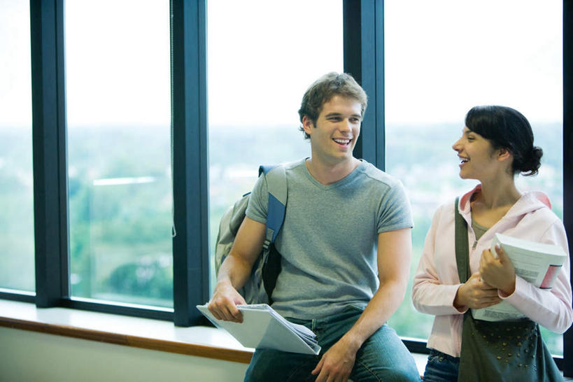 西方人,两个人,学生,坐,横图,室内,白天,正面,看书,阅读,树林,植物,窗户,落地窗,书籍,欧洲,欧洲人,学习,朦胧,模糊,包,公文包,墙,拿,拿着,注视,玻璃窗,相视,墙壁,墙面,树,树木,绿色,自然,书本,观察,看,面对面,读书,浏览,生长,成长,公事包,观看,对视,察看,关注,相对,相看,男人,男性,年轻男性,年轻女性,女人,女性,白种人,书,图书,坐着,半身,彩图