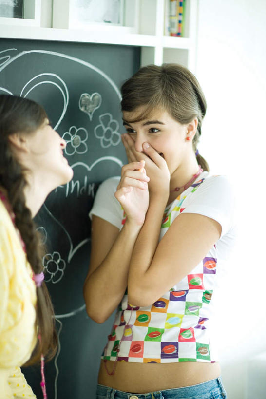 西方人,两个人,伙伴,朋友,学生,站,笑,微笑,露齿笑,竖图,室内,白天,正面,友谊,欧洲,欧洲人,撑,服装,墙,休闲装,相视,墙壁,墙面,衣服,黑板,站着,休闲,面对面,辫子,休闲服,服饰,对视,麻花辫,撑着,课堂,相对,相看,友情,年轻女性,女人,女性,白种人,半身,彩图