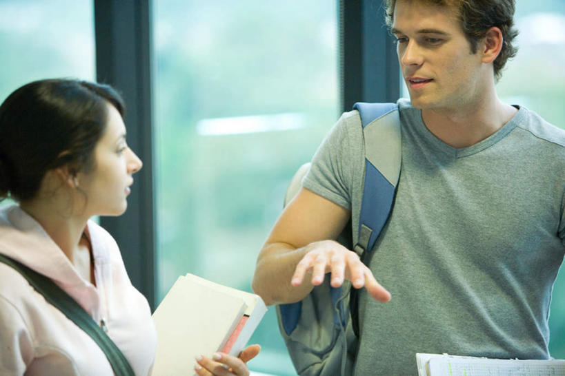 西方人,两个人,横图,室内,白天,正面,看书,阅读,树林,植物,窗户,落地窗,书籍,欧洲,欧洲人,学习,指,朦胧,模糊,包,公文包,拿,拿着,方向,玻璃窗,相视,树,树木,绿色,自然,书本,看,手势,面对面,读书,浏览,生长,成长,公事包,对视,指向,相对,相看,男人,男性,年轻男性,年轻女性,女人,女性,白种人,书,图书,半身,彩图