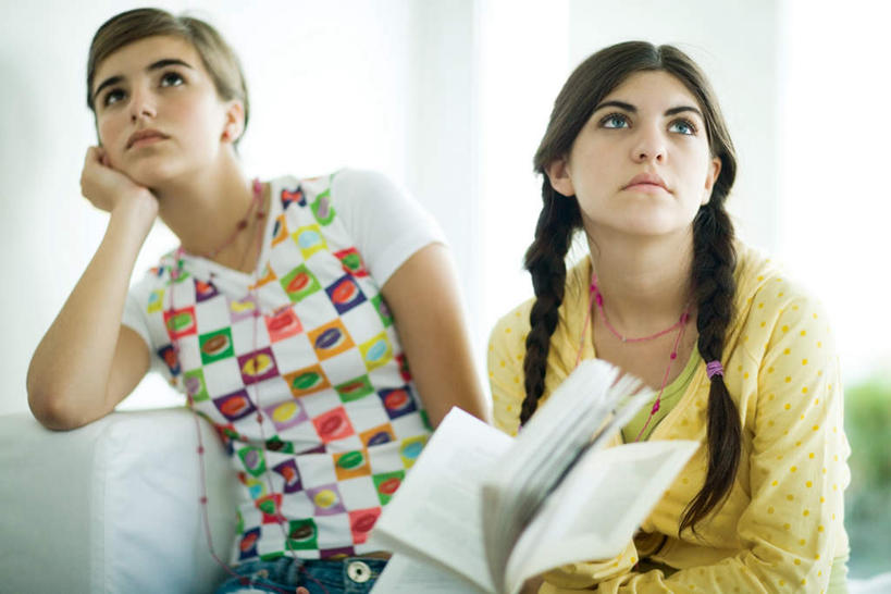 西方人,两个人,伙伴,朋友,客厅,坐,横图,室内,白天,正面,看书,阅读,友谊,柜子,沙发,书籍,欧洲,欧洲人,学习,服装,墙,注视,休闲装,墙壁,墙面,衣服,书本,衣橱,观察,看,靠,休闲,休闲服,读书,浏览,服饰,观看,察看,起居室,关注,布艺沙发,更衣橱,客堂,友情,年轻女性,女人,女性,白种人,书,图书,抬头,仰头,坐着,半身,彩图