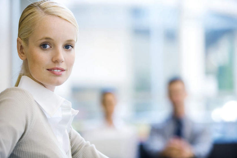 西方人,三个人,同事,商务人士,商务男性,商务女性,坐,笑,微笑,露齿笑,横图,室内,白天,正面,衬衫,成功,合作,团队,集体,信心,窗户,欧洲,欧洲人,套装,朦胧,模糊,墙,注视,队伍,玻璃窗,相视,墙壁,墙面,观察,看,面对面,观看,对视,察看,领导,成就,关注,相对,商务装,合伙,领袖,工薪阶层,相看,男人,男性,年轻男性,年轻女性,女人,女性,白种人,白领,上班族,坐着,半身,彩图,衬衣