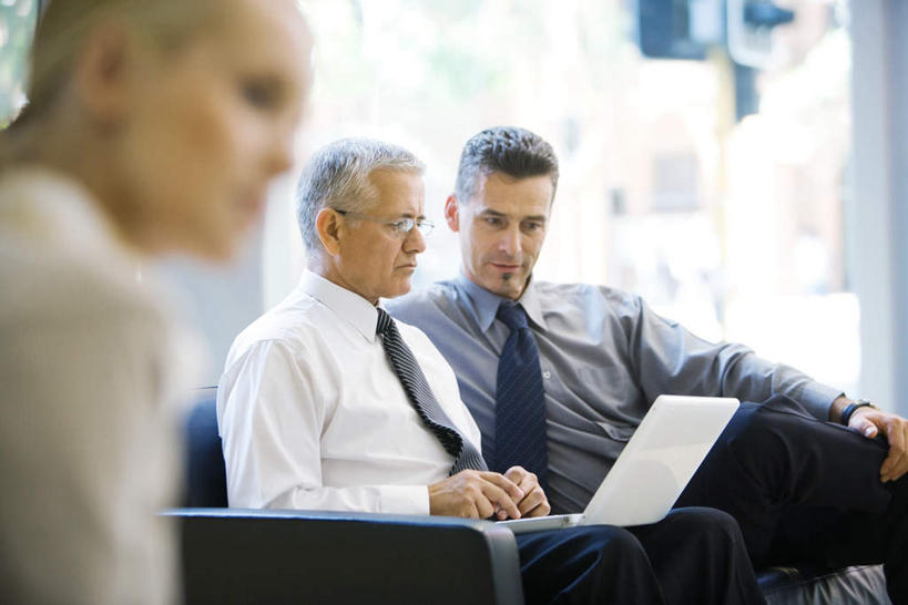 西方人,三个人,同事,商务人士,商务男性,商务女性,站,笑,微笑,露齿笑,横图,室内,白天,正面,衬衫,成功,合作,团队,集体,信心,电脑,笔记本电脑,窗户,沙发,欧洲,欧洲人,套装,墙,队伍,玻璃窗,相视,墙壁,墙面,站着,面对面,对视,一台,操作,领导,成就,相对,商务装,合伙,领袖,工薪阶层,相看,男人,男性,年轻男性,年轻女性,女人,女性,白种人,白领,上班族,半身,彩图,衬衣,皮沙发