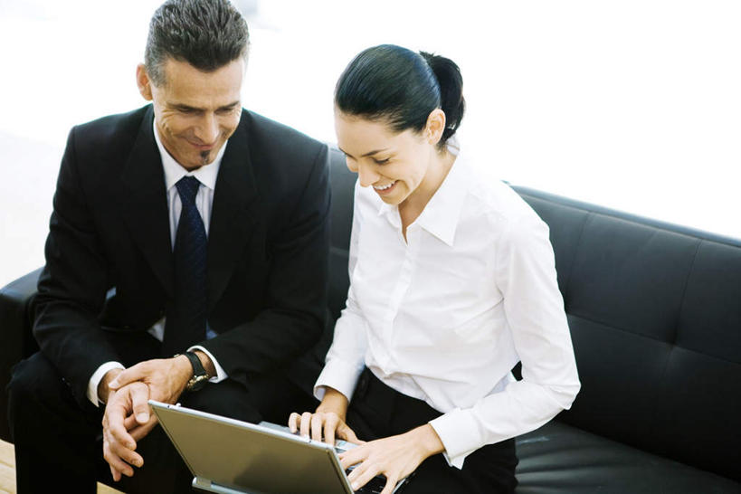 西方人,两个人,商务人士,设计师,建筑师,商务男性,商务女性,坐,笑,说,微笑,露齿笑,横图,俯视,室内,白天,衬衫,讨论,电脑,笔记本电脑,窗户,沙发,欧洲,欧洲人,套装,墙,注视,玻璃窗,墙壁,墙面,观察,看,介绍,观看,一台,察看,操作,购买,关注,房地产,销售,商务装,工薪阶层,交流,男人,男性,年轻男性,年轻女性,女人,女性,白种人,白领,美术设计员,上班族,设计,设计家,设计者,沟通,讲话,交谈,商讨,说话,谈话,坐着,半身,彩图,高角度拍摄,衬衣,皮沙发