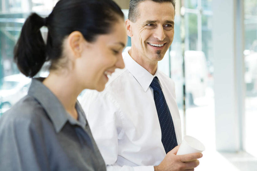 西方人,两个人,商务人士,设计师,建筑师,商务男性,商务女性,站,笑,说,微笑,露齿笑,横图,室内,白天,正面,衬衫,讨论,树林,植物,窗户,道路,路,公路,汽车,欧洲,欧洲人,许多,套装,交通,玻璃窗,车,树,树木,绿色,自然,交通工具,轿车,低头,站着,介绍,生长,成长,购买,房地产,销售,商务装,工薪阶层,交流,男人,男性,年轻男性,年轻女性,女人,女性,白种人,白领,美术设计员,上班族,设计,设计家,设计者,马路,沟通,讲话,交谈,商讨,说话,谈话,半身,彩图,衬衣