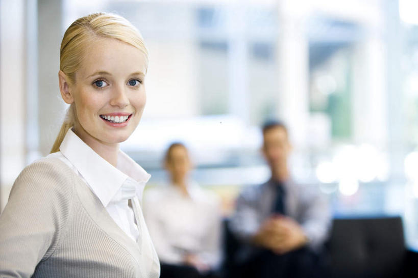 西方人,三个人,同事,商务人士,商务男性,商务女性,站,笑,微笑,露齿笑,横图,室内,白天,正面,衬衫,成功,合作,团队,集体,信心,窗户,沙发,欧洲,欧洲人,套装,朦胧,模糊,墙,队伍,玻璃窗,墙壁,墙面,站着,领导,成就,商务装,合伙,领袖,工薪阶层,男人,男性,年轻男性,年轻女性,女人,女性,白种人,白领,上班族,半身,彩图,衬衣,皮沙发