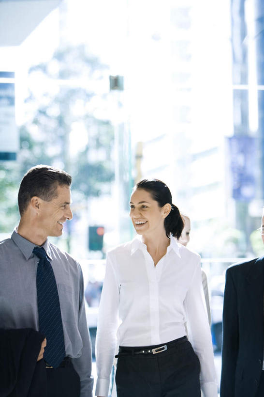 西方人,三个人,同事,商务人士,商务男性,商务女性,站,笑,微笑,露齿笑,竖图,室内,白天,正面,衬衫,成功,合作,团队,集体,信心,树林,植物,窗户,沙发,欧洲,欧洲人,握,套装,拿,拿着,队伍,玻璃窗,树,树木,绿色,自然,站着,握着,生长,成长,领导,成就,商务装,合伙,领袖,工薪阶层,男人,男性,年轻男性,年轻女性,女人,女性,白种人,白领,上班族,半身,彩图,衬衣,皮沙发