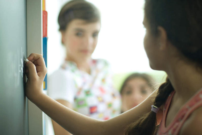 西方人,三个人,伙伴,朋友,笑,微笑,横图,室内,白天,正面,友谊,窗户,欧洲,欧洲人,写,服装,朦胧,模糊,笔,墙,拿,拿着,休闲装,玻璃窗,墙壁,墙面,衣服,粉笔,黑板,转头,休闲,休闲服,服饰,友情,年轻女性,女人,女性,白种人,半身,彩图