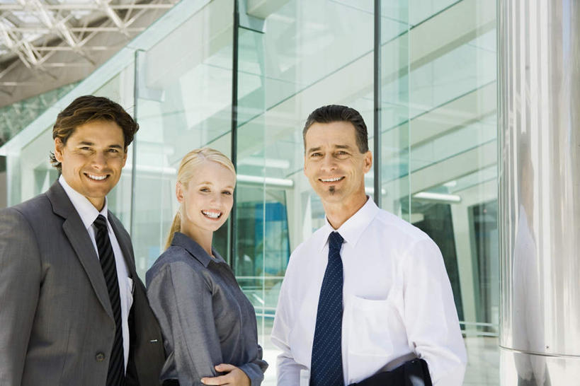 西方人,三个人,同事,商务人士,商务男性,商务女性,站,横图,室外,白天,正面,衬衫,成功,合作,团队,集体,信心,窗户,门,欧洲,欧洲人,握,套装,拿,拿着,队伍,玻璃窗,门框,站着,握着,领导,成就,商务装,合伙,领袖,工薪阶层,男人,男性,年轻男性,年轻女性,女人,女性,白种人,白领,上班族,半身,彩图,衬衣