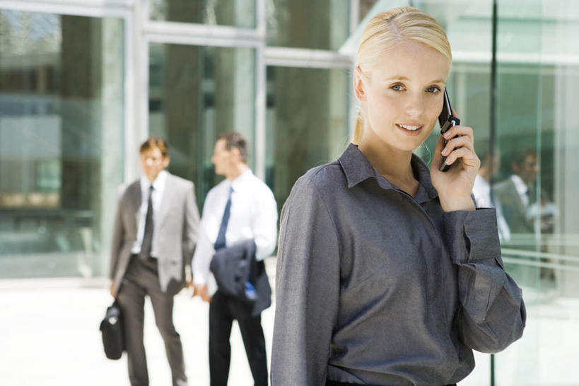 西方人,三个人,同事,商务人士,商务男性,商务女性,站,打电话,横图,室外,白天,正面,衬衫,成功,合作,团队,集体,信心,窗户,门,电话,手机,欧洲,欧洲人,许多,握,套装,包,瓷砖,地砖,公文包,地面,拿,听,拿着,通讯设备,队伍,玻璃窗,门框,站着,握着,公事包,领导,成就,商务装,合伙,领袖,工薪阶层,男人,男性,年轻男性,年轻女性,女人,女性,白种人,白领,上班族,通话,半身,彩图,衬衣