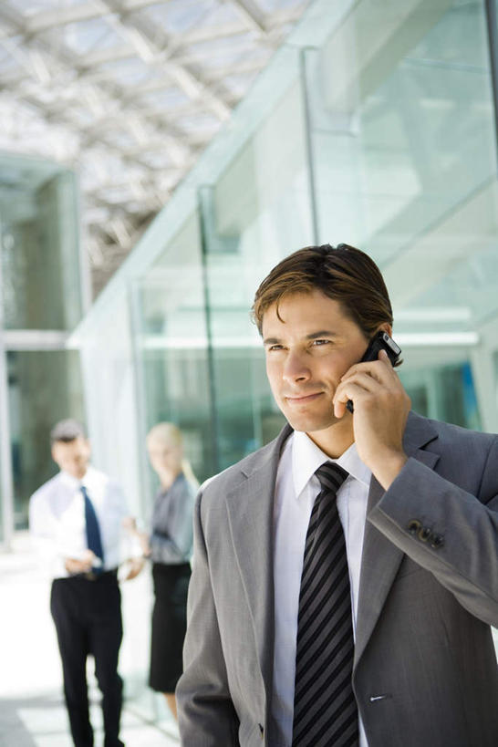 西方人,三个人,同事,商务人士,商务男性,商务女性,站,打电话,竖图,室外,白天,正面,衬衫,成功,合作,团队,集体,信心,窗户,门,电话,手机,欧洲,欧洲人,握,阴影,套装,光线,包,公文包,影子,拿,拿着,通讯设备,队伍,玻璃窗,阳光,门框,站着,握着,公事包,领导,成就,商务装,合伙,领袖,工薪阶层,男人,男性,年轻男性,年轻女性,女人,女性,白种人,白领,上班族,通话,半身,彩图,衬衣