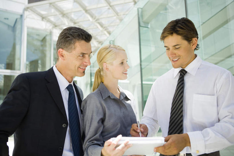 西方人,三个人,同事,商务人士,商务男性,商务女性,站,横图,室外,白天,正面,衬衫,成功,合作,团队,集体,信心,电脑,笔记本电脑,窗户,落地窗,门,欧洲,欧洲人,握,套装,拿,拿着,队伍,玻璃窗,相视,门框,站着,面对面,握着,对视,操作,领导,成就,相对,商务装,合伙,领袖,便携式电脑,工薪阶层,平板电脑,相看,男人,男性,年轻男性,年轻女性,女人,女性,白种人,白领,上班族,半身,彩图,衬衣