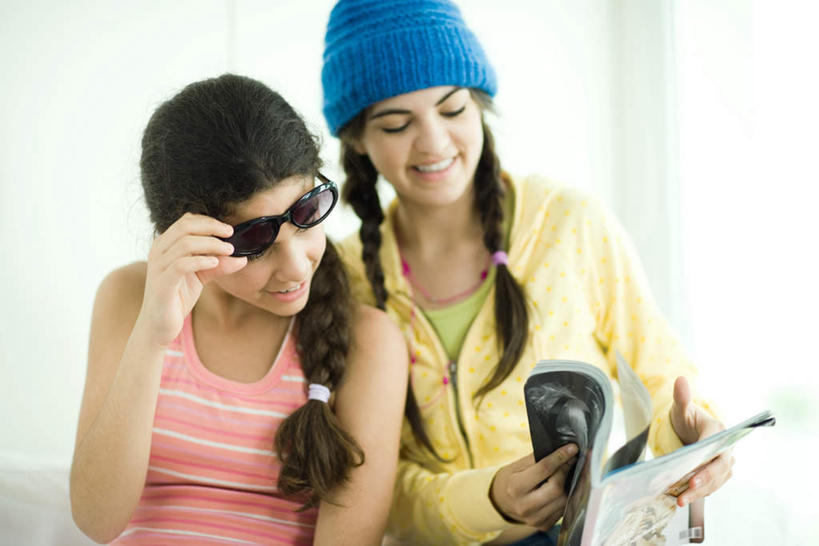 西方人,两个人,伙伴,朋友,笑,微笑,露齿笑,横图,室内,白天,正面,看书,阅读,友谊,帽子,书籍,欧洲,欧洲人,学习,服装,墨镜,眼镜,墙,拿,拿着,休闲装,礼帽,墙壁,墙面,衣服,蓝色,太阳镜,太阳眼镜,书本,低头,看,休闲,休闲服,遮阳镜,读书,浏览,服饰,友情,年轻女性,女人,女性,白种人,书,图书,半身,彩图