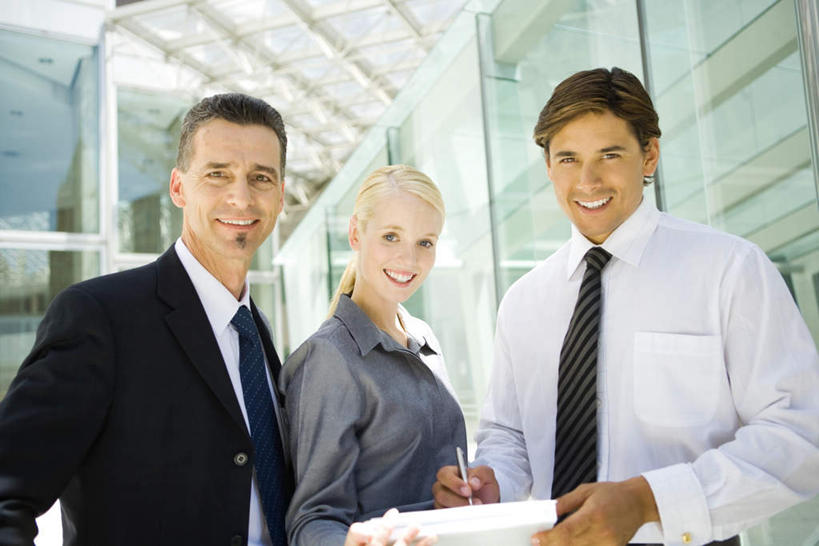 西方人,三个人,同事,商务人士,商务男性,商务女性,站,笑,微笑,露齿笑,横图,室外,白天,正面,衬衫,成功,合作,团队,集体,信心,电脑,笔记本电脑,窗户,落地窗,门,欧洲,欧洲人,握,套装,拿,拿着,队伍,玻璃窗,门框,站着,握着,操作,领导,成就,商务装,合伙,领袖,便携式电脑,工薪阶层,平板电脑,男人,男性,年轻男性,年轻女性,女人,女性,白种人,白领,上班族,半身,彩图,衬衣