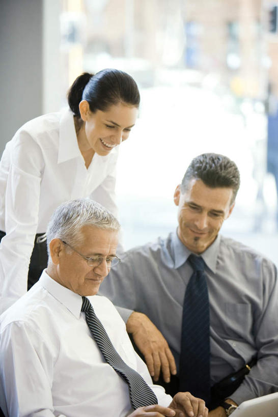 西方人,三个人,同事,商务人士,商务男性,商务女性,家,站,笑,微笑,露齿笑,竖图,室内,白天,正面,衬衫,成功,合作,团队,集体,信心,窗户,落地窗,门,椅子,欧洲,欧洲人,套装,房屋,屋子,拿,拿着,队伍,楼房,玻璃窗,住宅,门框,低头,站着,领导,成就,商务装,合伙,领袖,工薪阶层,男人,男性,年轻男性,年轻女性,女人,女性,白种人,白领,上班族,半身,彩图,衬衣,房子